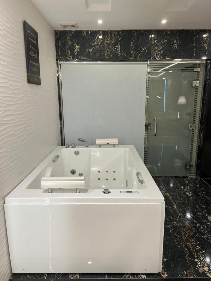Remaz Suites Hotel Al Al Jubail Exteriör bild